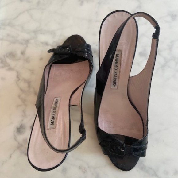 MANOLO BLAHNIK BLACK PATENT SLINGBACK OPEN TOE HEELS. SIZE 38.5/8.5 M - Picture 4 of 9